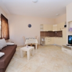 Moderne Küchenzeile und offener Wohnbereich in der Deluxe Suite, Lastura Resort.