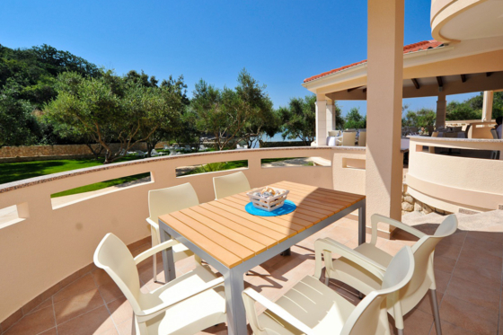 Großzügiger privater Balkon mit Essbereich im Freien in der Deluxe Suite, Lastura Resort.