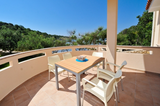 Großzügiger privater Balkon mit Essbereich im Freien in der Comfort Suite, Lastura Resort.