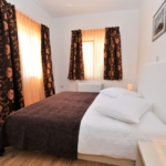 Zeitgenössisches Interieur des Comfort Suite Schlafzimmers mit natürlichem Licht, Novalja.