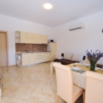 Eleganter offener Wohnbereich und Küche in der Comfort Suite, Lastura Resort Novalja.