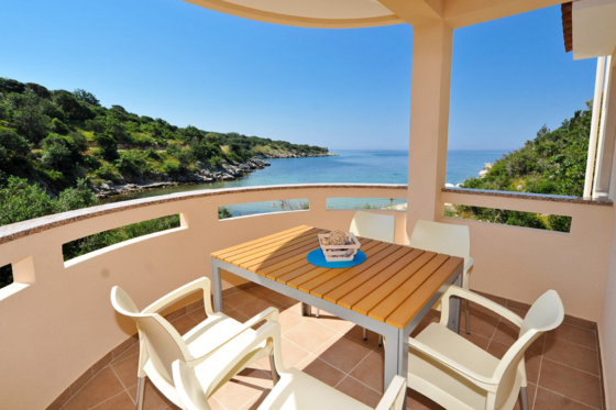 Großzügiger Balkon mit herrlichem Meerblick und Sitzgelegenheiten in der Design Suite, Lastura Resort.