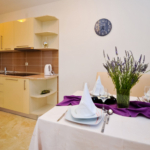 Stilvoller Essbereich und Küchenzeile mit lokaler Lavendel-Deko in der Design Suite, Lastura Resort.