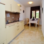 Voll ausgestattete Küche und Essbereich in der Design Suite, Lastura Resort.