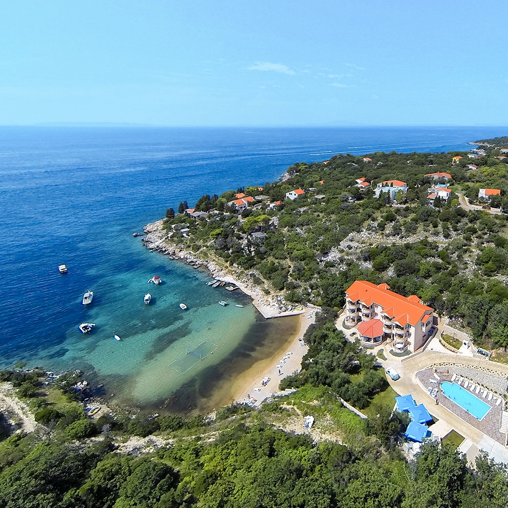 Lastura Resort uvala Dubac - panoramski pogled na smještaj uz more i prirodno zelenilo Paga